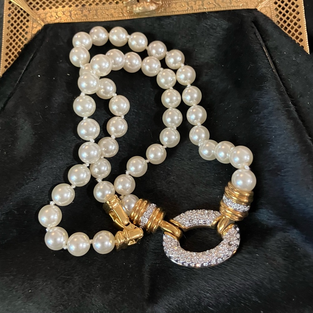 Elegant Pearl Necklace with Gold Accents